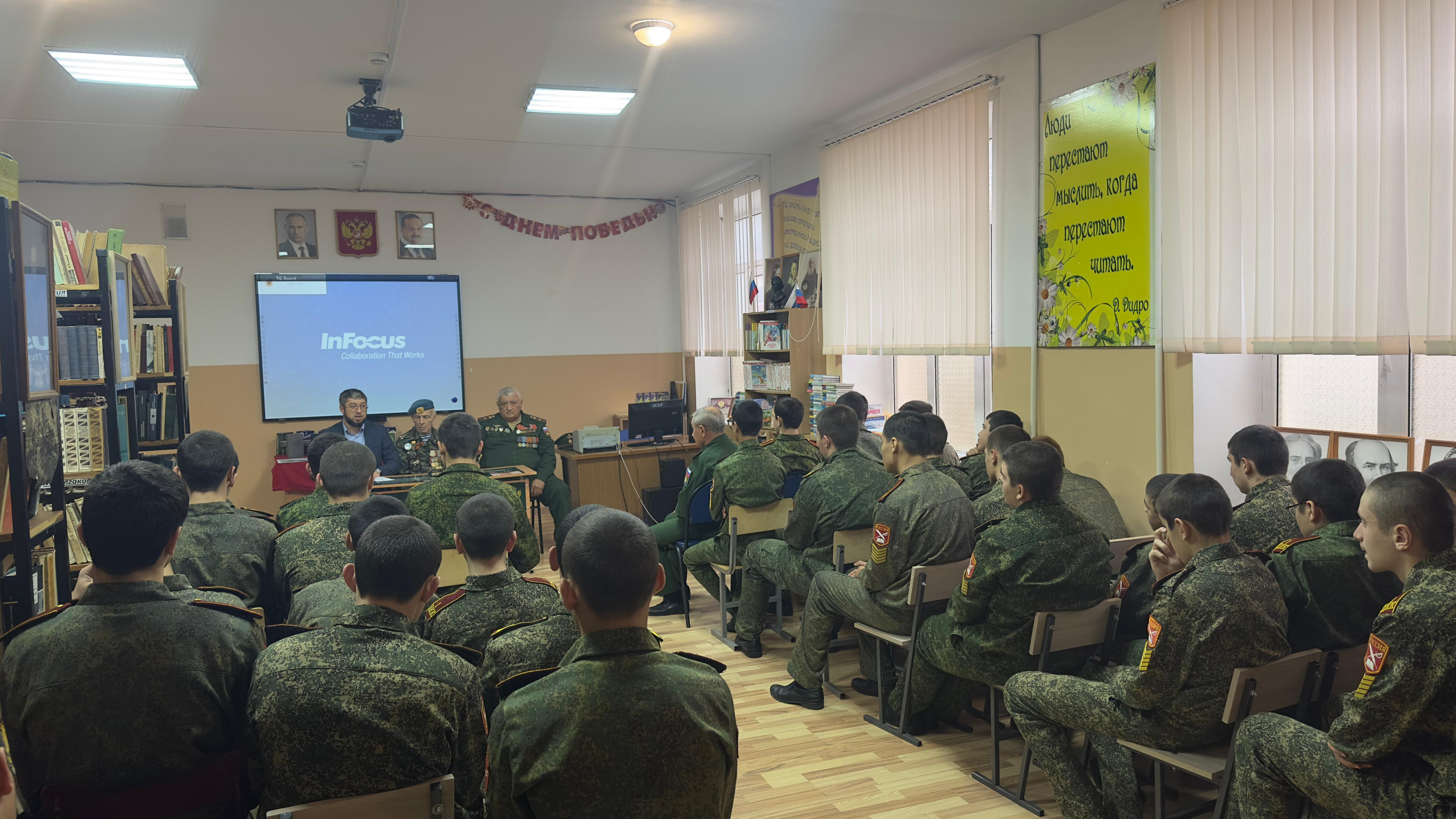 Представитель Миннаца РД встретился с кадетами в Махачкале